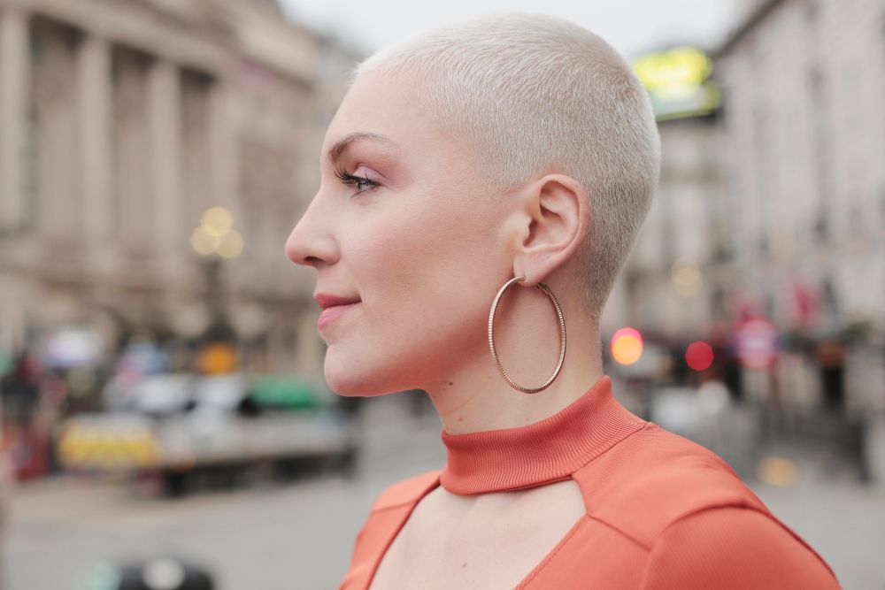 Млада жена с buzz cut прическа