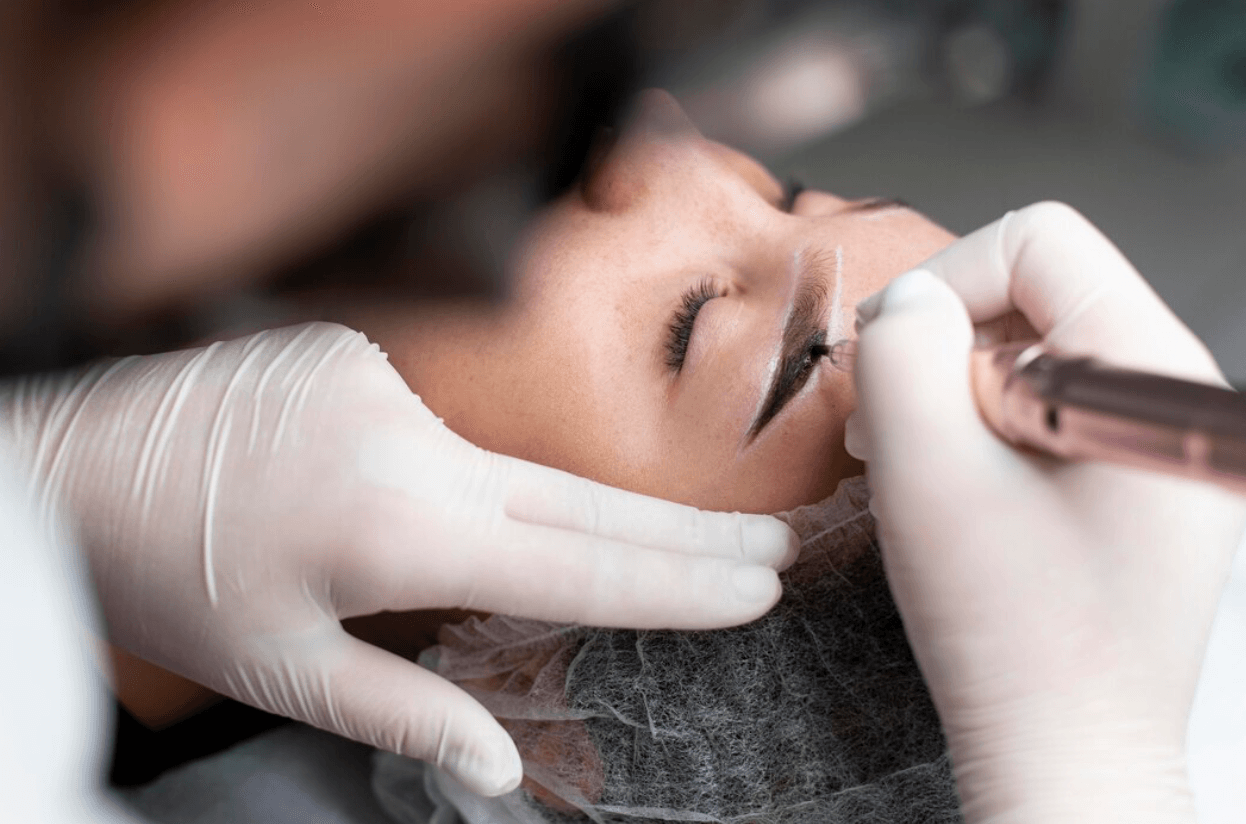 Техника за микропигментация прилагана на жена