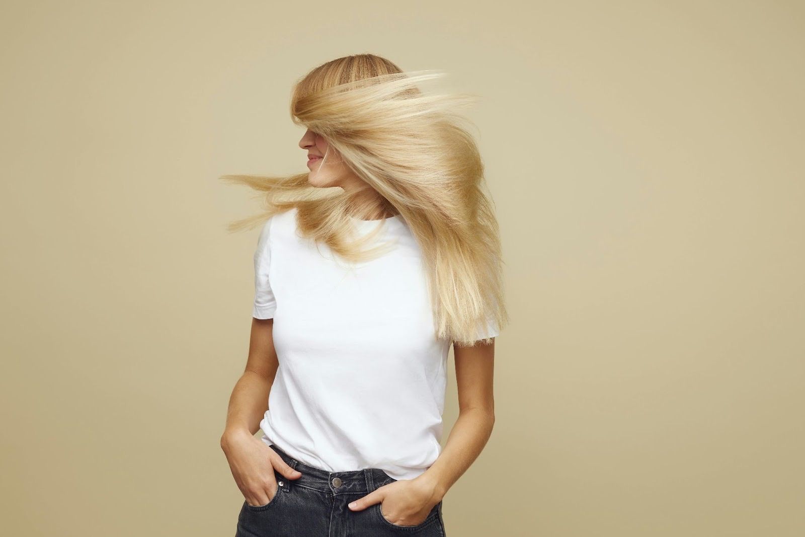 Жена с руса и здрава коса, извършваща редовен анализ с косология